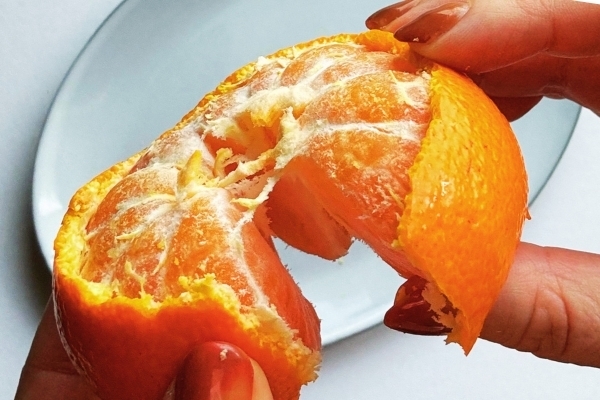 ミカンがベルト状に！　農林水産省が教える画期的な剥き方に「真似します！」「簡単にできた」