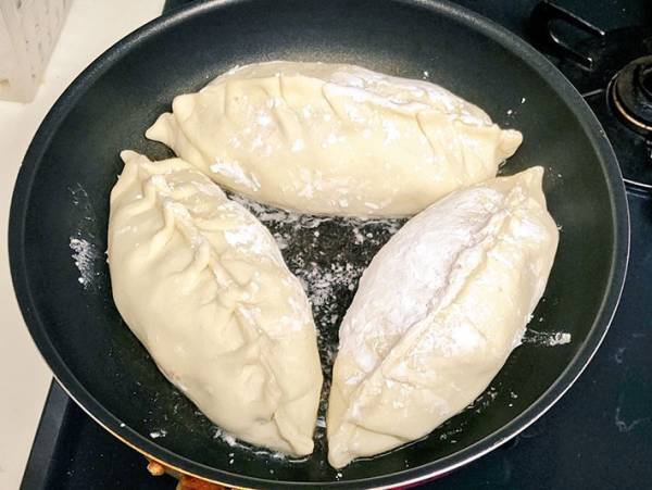 二度見不可避な餃子？　理由に「オムレツみたい」「ロマンが詰まってる」