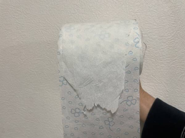 トイレットペーパーのダブルロール　ミシン目がズレた時の対処法に「そんな手が！」