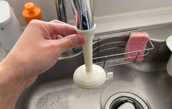 ストレートの蛇口は使いにくい…　一瞬でシャワーにする１００均グッズに「ずっと憧れてた」