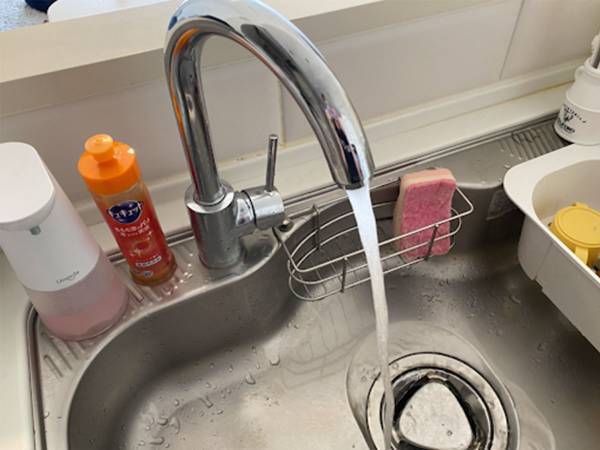 ストレートの蛇口は使いにくい…　一瞬でシャワーにする１００均グッズに「ずっと憧れてた」