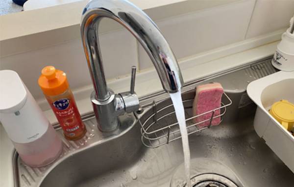 ストレートの蛇口は使いにくい…　一瞬でシャワーにする１００均グッズに「ずっと憧れてた」