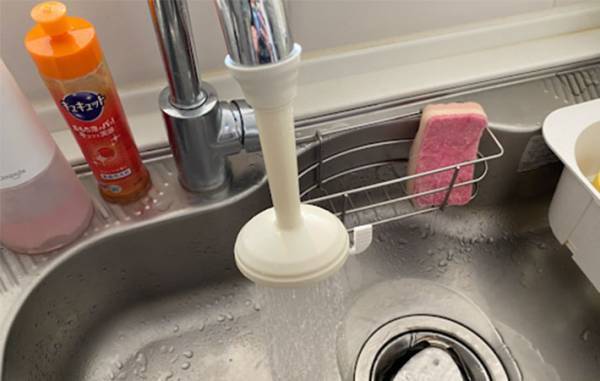 ストレートの蛇口は使いにくい…　一瞬でシャワーにする１００均グッズに「ずっと憧れてた」