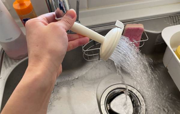 ストレートの蛇口は使いにくい…　一瞬でシャワーにする１００均グッズに「ずっと憧れてた」