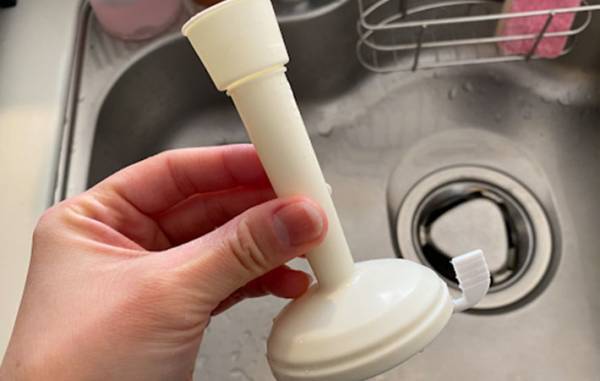 ストレートの蛇口は使いにくい…　一瞬でシャワーにする１００均グッズに「ずっと憧れてた」