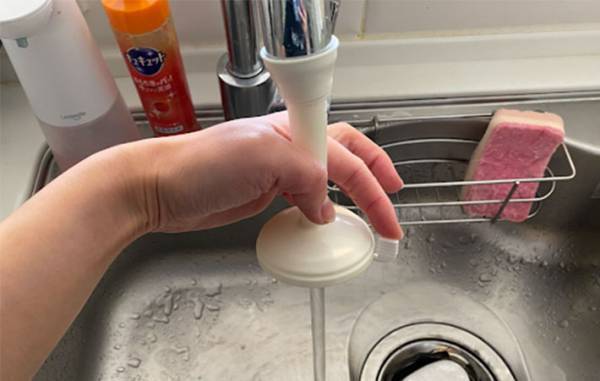 ストレートの蛇口は使いにくい…　一瞬でシャワーにする１００均グッズに「ずっと憧れてた」