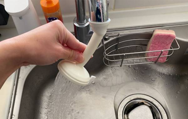 ストレートの蛇口は使いにくい…　一瞬でシャワーにする１００均グッズに「ずっと憧れてた」