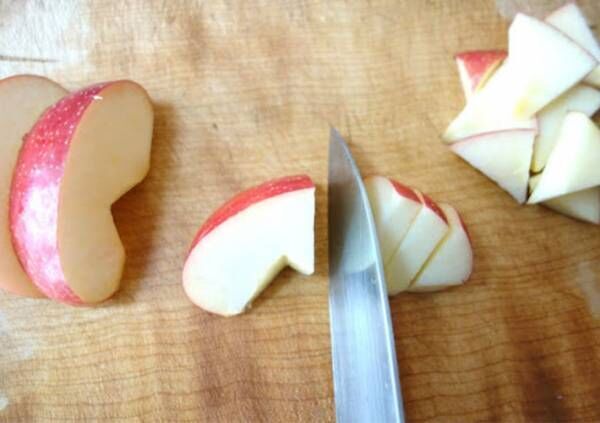 リンゴをカットしている写真