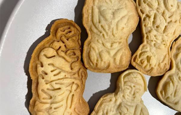 セリアで買った『クッキー型』　デザインに「笑った」「焼きムラが影」