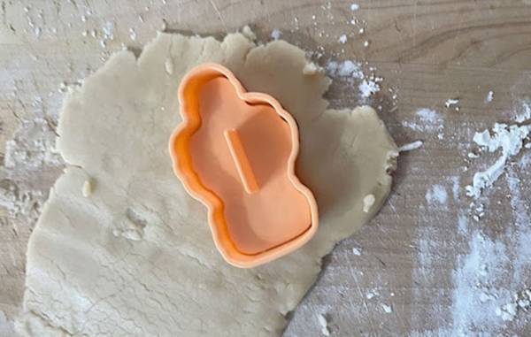 セリアで買った『クッキー型』　デザインに「笑った」「焼きムラが影」