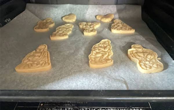 セリアで買った『クッキー型』　デザインに「笑った」「焼きムラが影」