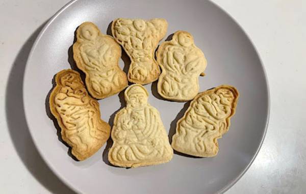 セリアで買った『クッキー型』　デザインに「笑った」「焼きムラが影」