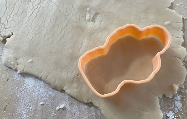 セリアで買った『クッキー型』　デザインに「笑った」「焼きムラが影」