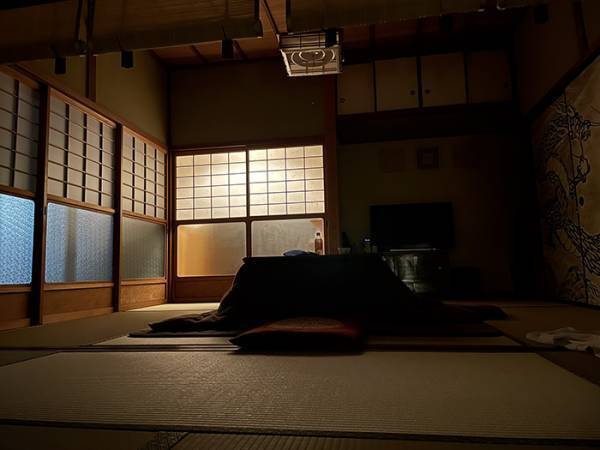 寺の宿泊におびえる女性　１枚の紙を読むと…「目からウロコ」「膝を打った」