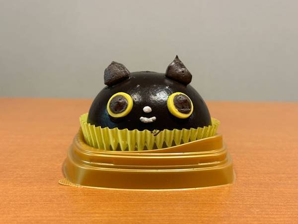 クロネコヤマトとファミマがコラボ！　『クロネコのチョコケーキ』を食べてみると？