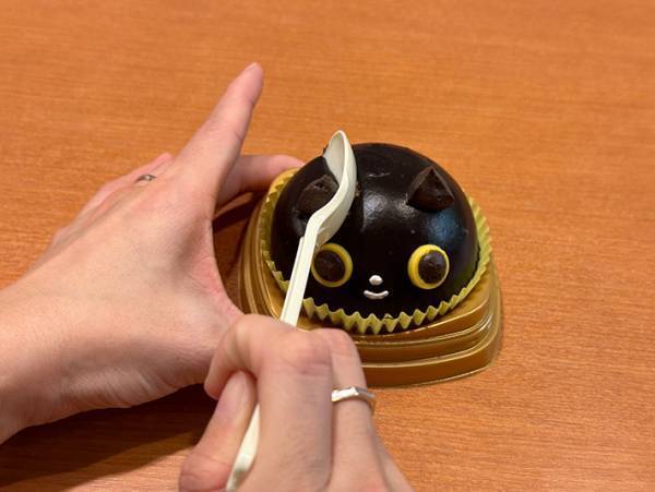 クロネコヤマトとファミマがコラボ！　『クロネコのチョコケーキ』を食べてみると？