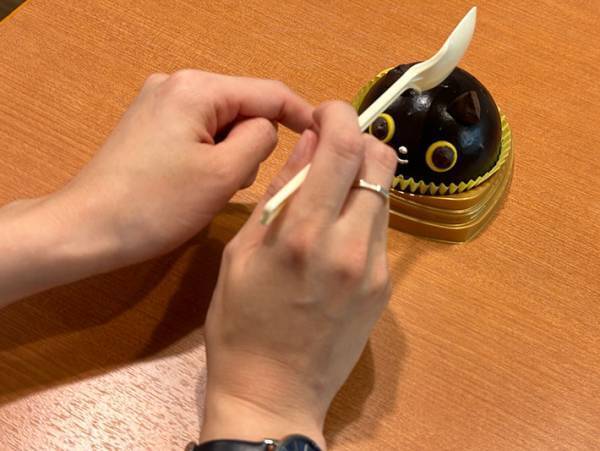 クロネコヤマトとファミマがコラボ！　『クロネコのチョコケーキ』を食べてみると？