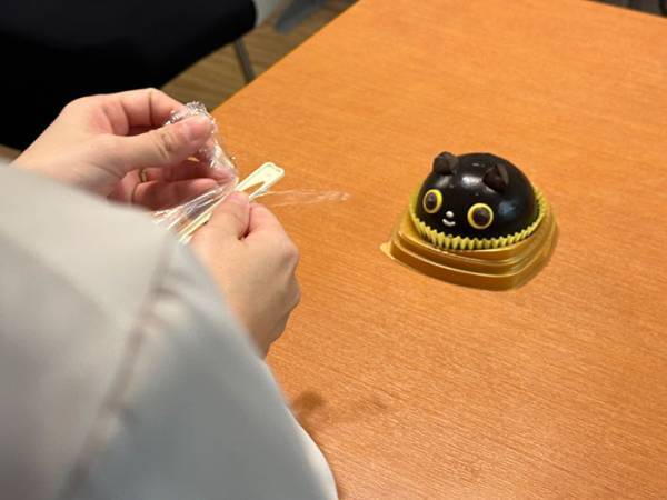 クロネコヤマトとファミマがコラボ！　『クロネコのチョコケーキ』を食べてみると？