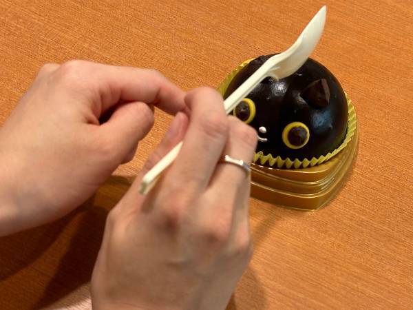 クロネコヤマトとファミマがコラボ！　『クロネコのチョコケーキ』を食べてみると？