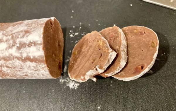 カルディで見つけた『サラミ』？　正体に「マジで似てる」「盛り上がっちゃう」