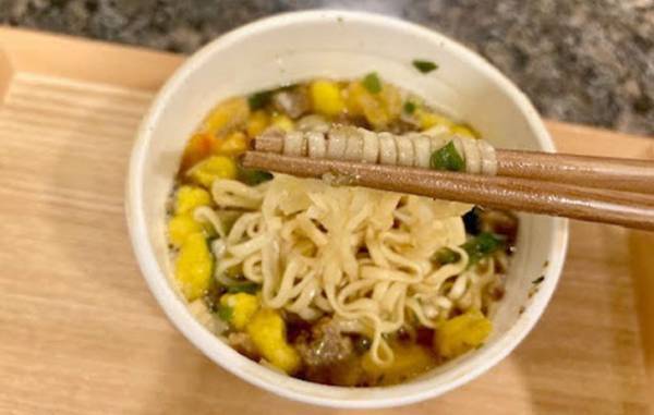 日清の『カップヌードル』　３分経ったら食べる前に…？