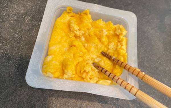 空の豆腐パックでおにぎりを作る方法に「たくさん作りたくなる！」「もう捨てない」