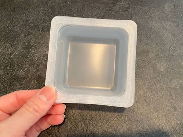 空の豆腐パックでおにぎりを作る方法に「たくさん作りたくなる！」「もう捨てない」