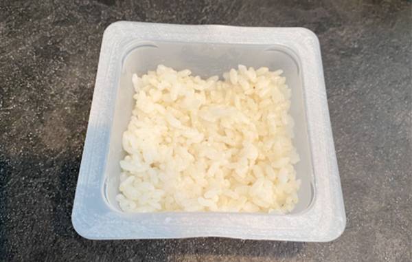 空の豆腐パックでおにぎりを作る方法に「たくさん作りたくなる！」「もう捨てない」