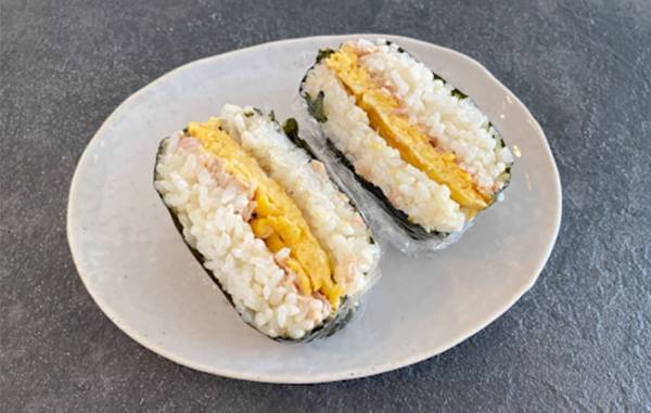 空の豆腐パックでおにぎりを作る方法に「たくさん作りたくなる！」「もう捨てない」