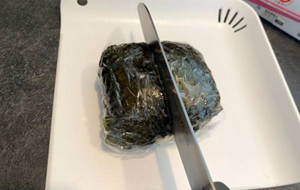 空の豆腐パックでおにぎりを作る方法に「たくさん作りたくなる！」「もう捨てない」