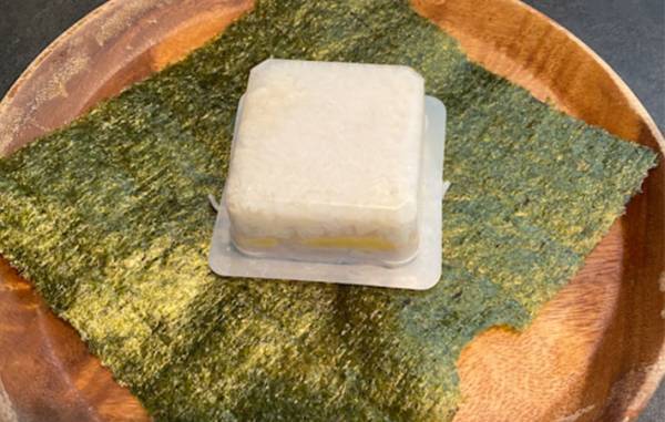 空の豆腐パックでおにぎりを作る方法に「たくさん作りたくなる！」「もう捨てない」