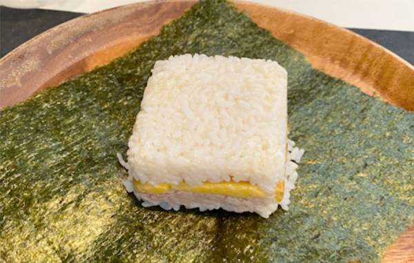 空の豆腐パックでおにぎりを作る方法に「たくさん作りたくなる！」「もう捨てない」