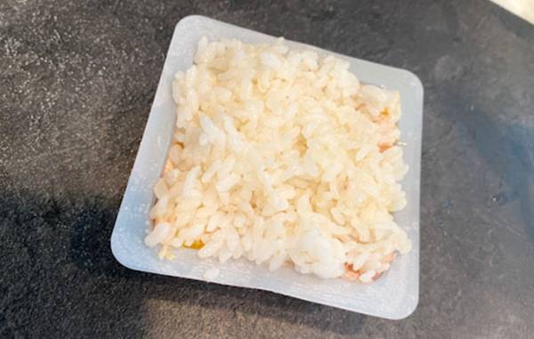 空の豆腐パックでおにぎりを作る方法に「たくさん作りたくなる！」「もう捨てない」