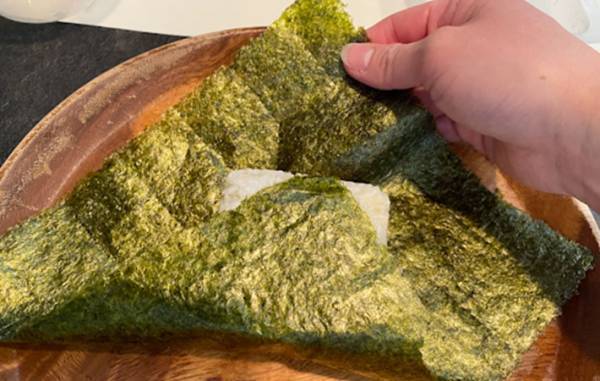 空の豆腐パックでおにぎりを作る方法に「たくさん作りたくなる！」「もう捨てない」