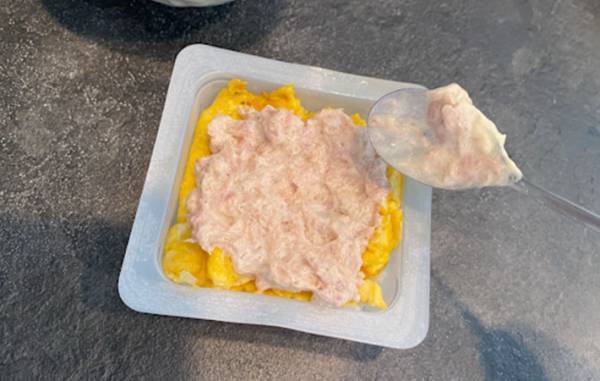 空の豆腐パックでおにぎりを作る方法に「たくさん作りたくなる！」「もう捨てない」