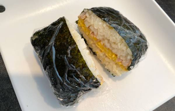 空の豆腐パックでおにぎりを作る方法に「たくさん作りたくなる！」「もう捨てない」
