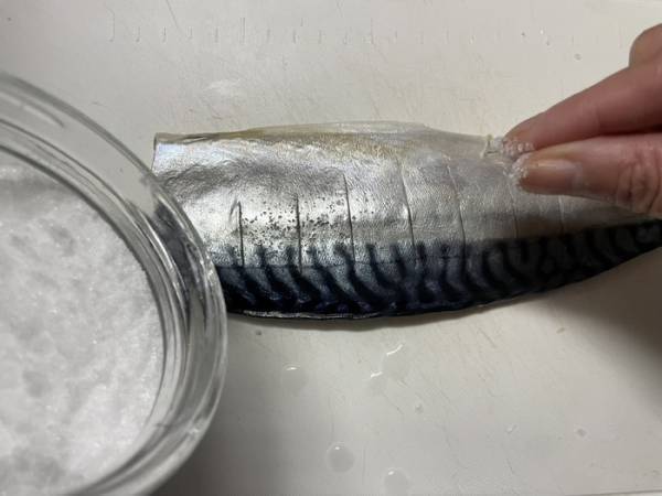 サバをジューシーに焼き上げるには？　意外なコツに「簡単すぎた」「めっちゃいい」