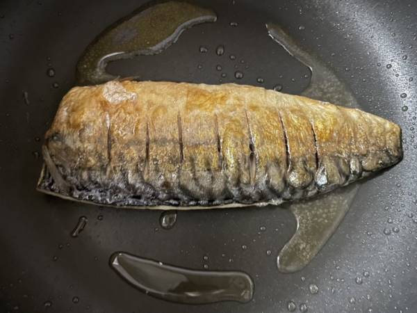 サバをジューシーに焼き上げるには？　意外なコツに「簡単すぎた」「めっちゃいい」