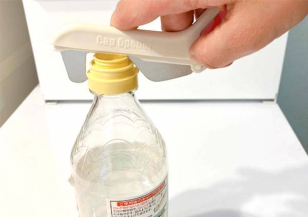 ビンのアレが硬くて取れない…！　ダイソーの『キャップはずし』が超使える