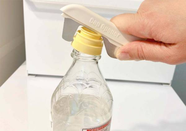 ビンのアレが硬くて取れない…！　ダイソーの『キャップはずし』が超使える