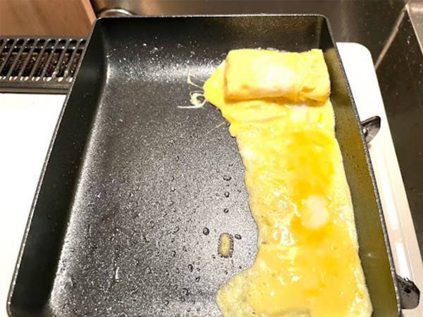 厚焼き玉子、何個使ってる？　たった１つで作る方法に「こりゃ話題になるわ」「遜色なし」