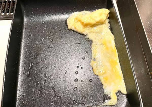 厚焼き玉子、何個使ってる？　たった１つで作る方法に「こりゃ話題になるわ」「遜色なし」