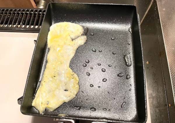 厚焼き玉子、何個使ってる？　たった１つで作る方法に「こりゃ話題になるわ」「遜色なし」