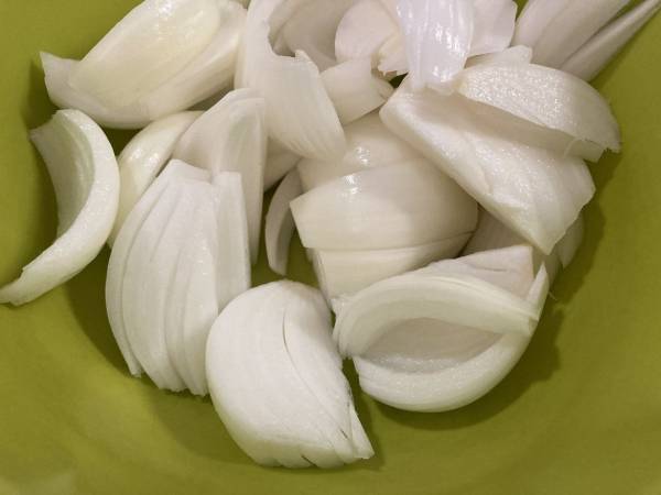 水にさらすよりも効果的！　企業が教えるタマネギの辛味抜き方法に「すごく便利」