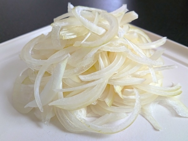 水にさらすよりも効果的！　企業が教えるタマネギの辛味抜き方法に「すごく便利」