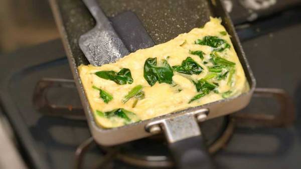 ほぼ放置するだけの『厚焼き玉子』　フワッフワにする方法は？