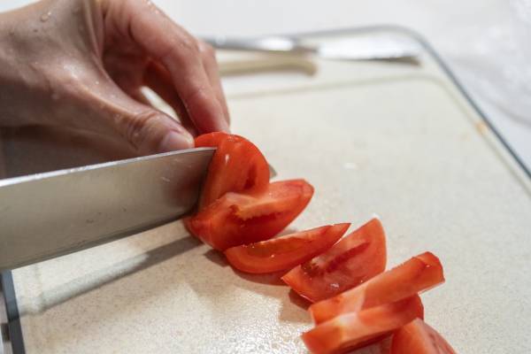 ただ洗うだけじゃ汚れは落ちない？　正しいまな板の洗い方が目からウロコ