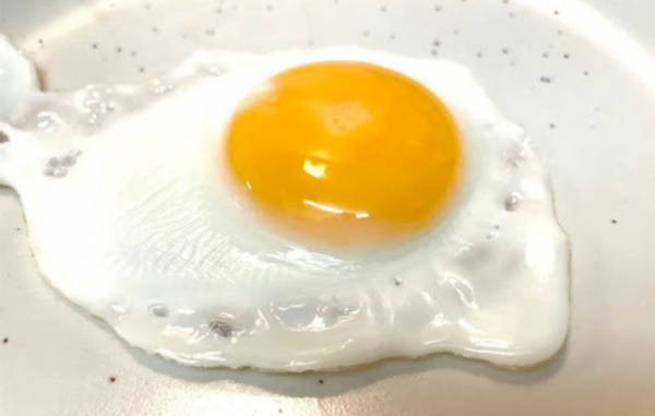 目玉焼き、まだ油敷いてる？　油不要で焼けるキッチングッズがもう手放せない