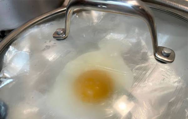 目玉焼き、まだ油敷いてる？　油不要で焼けるキッチングッズがもう手放せない
