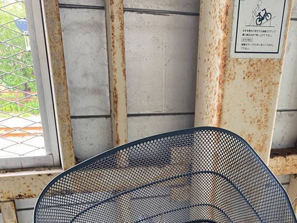 停めていた自転車のカゴを見て「ウソでしょ？」　その理由に笑う人が続出！